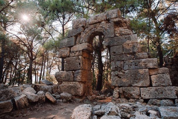 Ruinen der antiken Stadt Phaselis. Berühmtes architektonisches Wahrzeichen der Türkei. - Foto, Bild