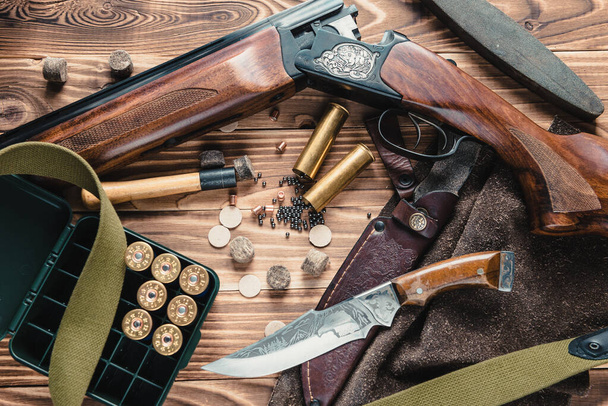 Комплект охотничьего снаряжения на столе - Фото, изображение