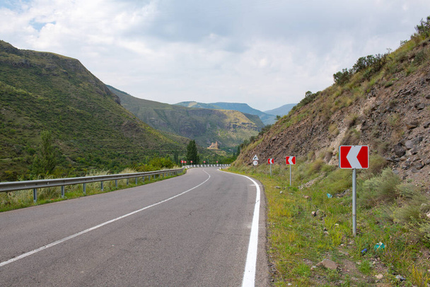 tie, jolla on merkinnät ja ilman autoja vuorilla - Valokuva, kuva