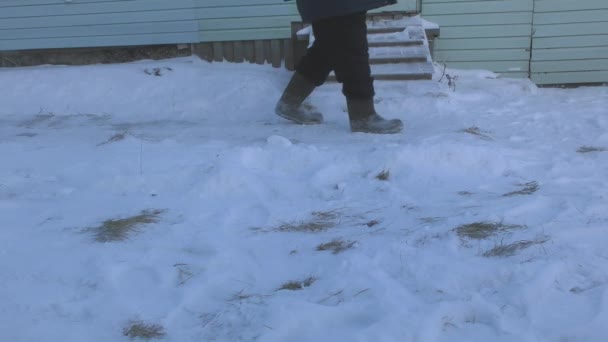 мужчина, гуляющий зимой на улице  - Кадры, видео