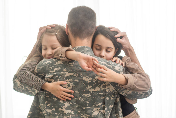 padre militar y dos hijas en casa - Foto, Imagen
