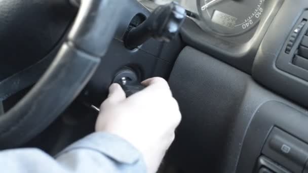 Het starten van een dieselauto, weergave op autosleutels en ontsteking, bevat geluid. - Video