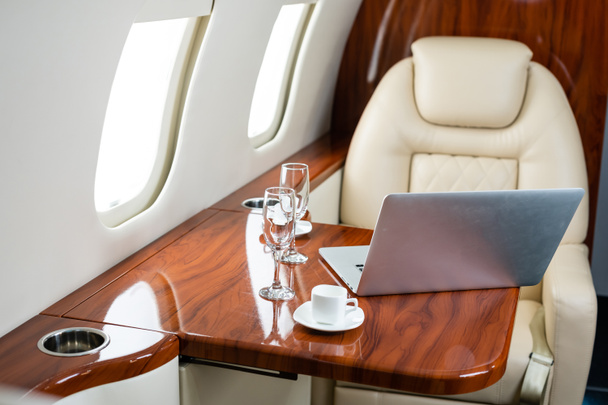 Wnętrze samolotu Business Jet z laptopem - Zdjęcie, obraz