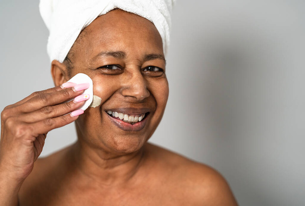 Happy African senior vrouw met huidverzorging spa dag - Mensen wellness lifestyle concept - Foto, afbeelding