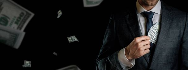 Amerikanisches Bargeld. Geschäftsmann hält Dollarzeichen in der Hand. Usd Schein Geld fallen Banner - Foto, Bild