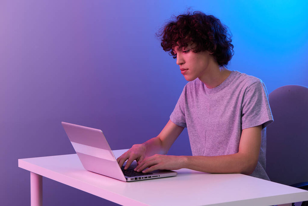 людина перед ноутбуком розважальний фіолетовий фон
 - Фото, зображення