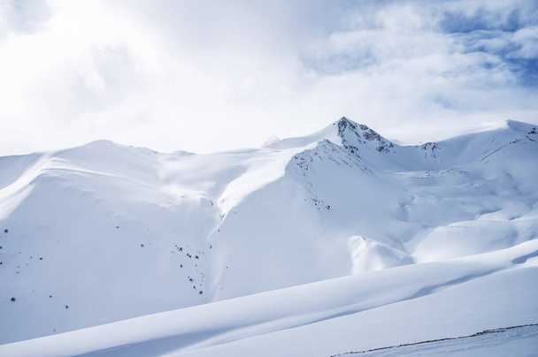 スキー場の雪の山で美しい風景冬の夏の日｜アルクハイズ,コーカサス山脈,ロシア.  - 写真・画像