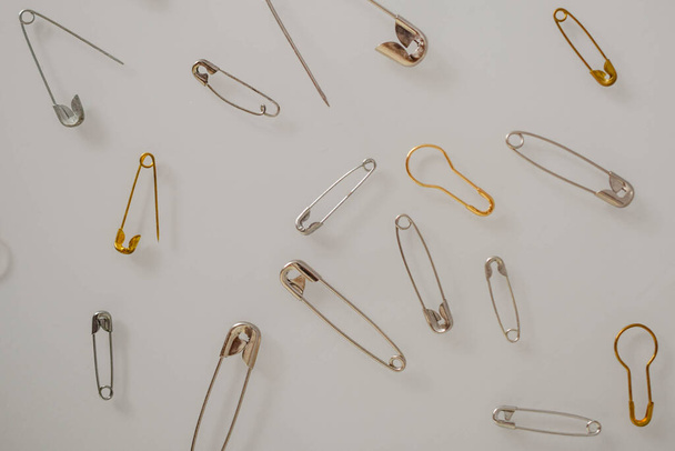 Stifte und Nadeln verschiedener Art in loser Schüttung  - Foto, Bild