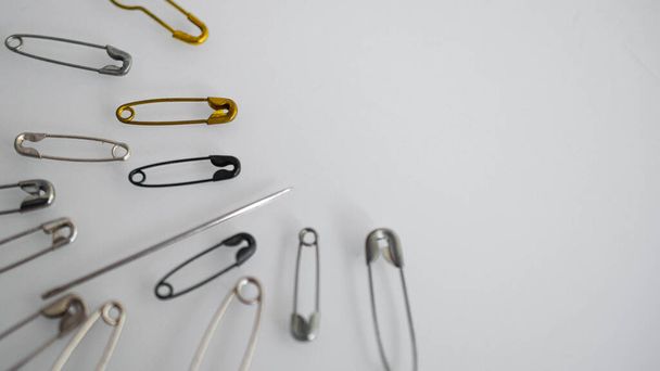 pins and needles of various types in bulk  - Valokuva, kuva