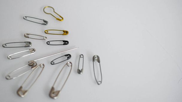 pins and needles of various types in bulk  - Foto, Imagem