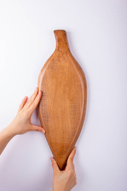 Leaf patterned wooden serving plate - Foto, afbeelding