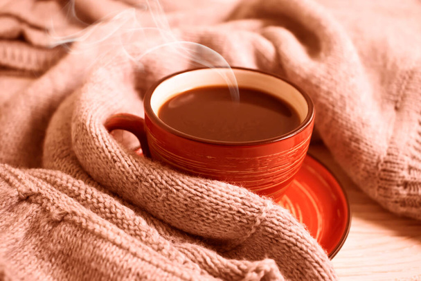 šálek kávy, teplá látka na dřevěném pozadí - Fotografie, Obrázek