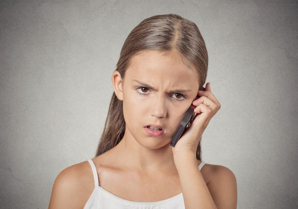 Headshot nešťastná dívka mluví do mobilního telefonu - Fotografie, Obrázek