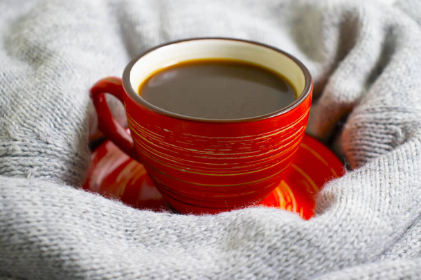 šálek kávy, teplá látka na dřevěném pozadí - Fotografie, Obrázek