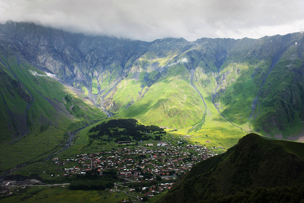 Toppen en hellingen van de bergen van de Kaukasus in Georgië - Foto, afbeelding