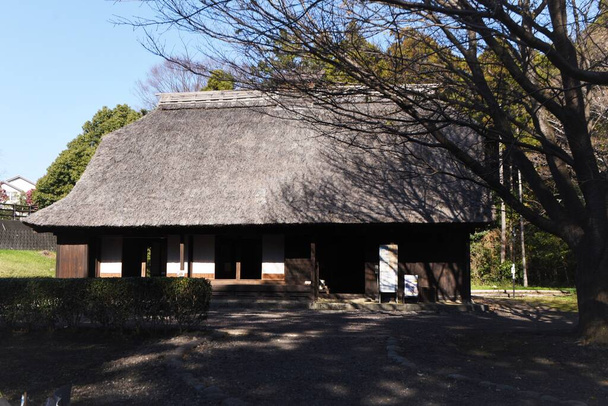 Japonya 'da Edo döneminde 1804 yılında inşa edilen sazdan çatılı zengin bir çiftçinin evi.. - Fotoğraf, Görsel