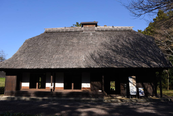Una vivienda de techo de paja de un agricultor rico construida en 1804 durante el período Edo en Japón. - Foto, imagen