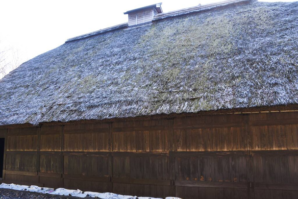 Japonya 'da Edo döneminde 1804 yılında inşa edilen sazdan çatılı zengin bir çiftçinin evi.. - Fotoğraf, Görsel
