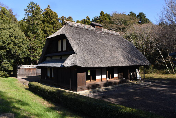 Una vivienda de techo de paja de un agricultor rico construida en 1804 durante el período Edo en Japón. - Foto, imagen