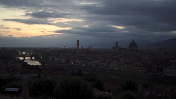 Panning s panorama Florencie s Palazzo della Signoria a katedrála Santa Maria del Fiore vidět z Piazzale Michelangelo, v Itálii - Záběry, video
