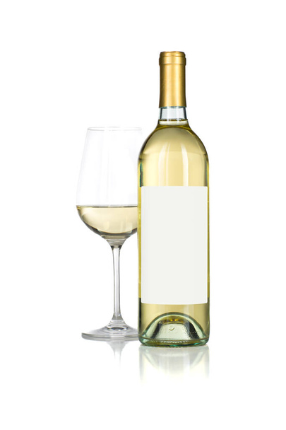 Ποτήρι κρασιού και μπουκάλι με κενή ετικέτα έτοιμη για γραφικά και κείμενο απομονώνονται σε λευκό. - Φωτογραφία, εικόνα