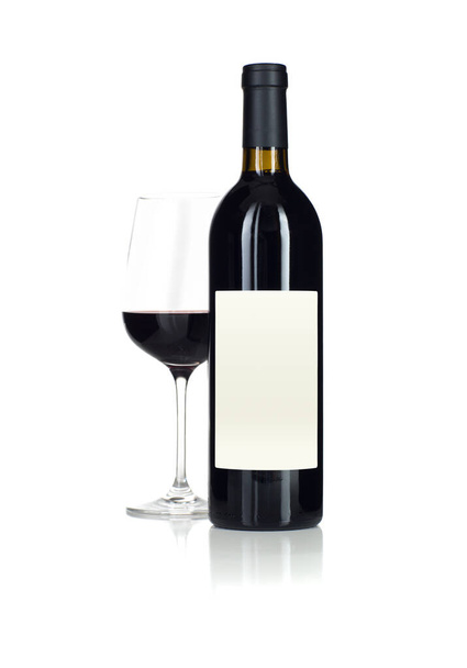 Copa de vino y botella con etiqueta en blanco listo para gráfico y texto aislado en blanco. - Foto, Imagen