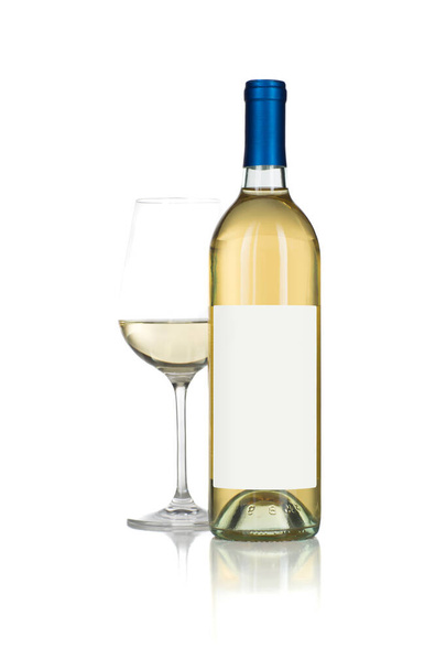 Weinglas und Flasche mit leerem Etikett bereit für Grafik und Text isoliert auf Weiß. - Foto, Bild