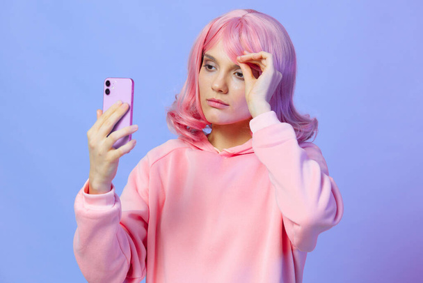 Kadın selfie gülüşü teknolojinin mor arka planını oluşturuyor. - Fotoğraf, Görsel