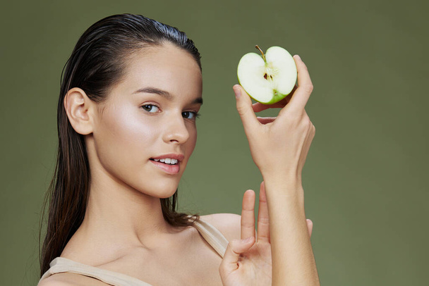 ブルネットリンゴで手ポーズフルーツ健康的な食べ物新鮮なクローズアップライフスタイル - 写真・画像