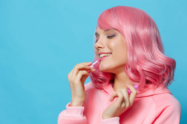 mujer joven con maquillaje de lápiz labial de pelo rosa Estilo de vida de moda - Foto, imagen