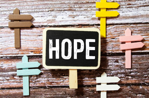 Ilustração representando um conjunto de letras impressas cortadas dispostas para formar a palavra esperança
 - Foto, Imagem