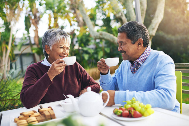 Emeklilik doğru yapıldı. Mutlu, yaşlı bir çiftin dışarıda çay içmesi.. - Fotoğraf, Görsel