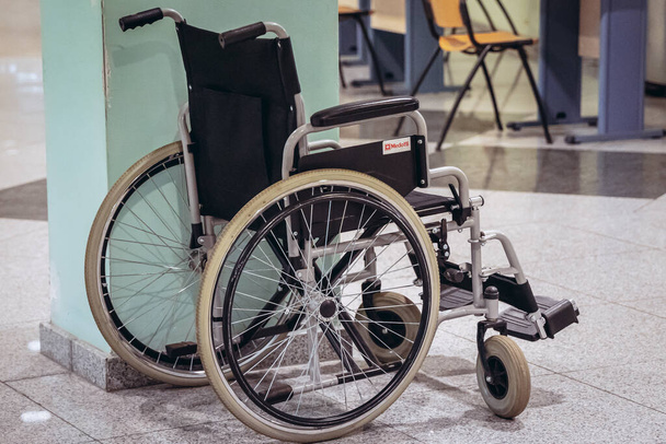 Varsovia, Polonia - 29 de diciembre de 2020: Una silla de ruedas en una clínica médica - Foto, Imagen