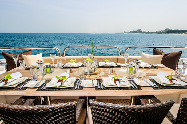 Table à manger sur le pont supérieur en yacht de luxe
. - Photo, image