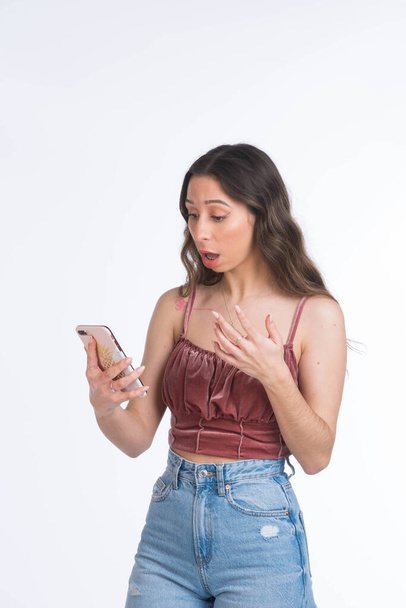 mladá dívka mluví na svém smartphonu se známým - Fotografie, Obrázek