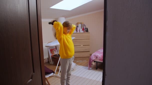 Mädchen macht ihre Haare - Filmmaterial, Video
