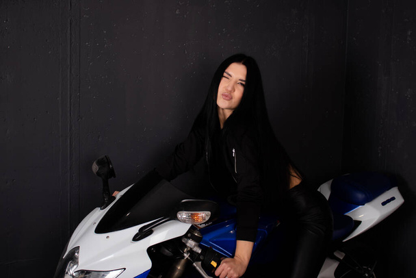 seksikäs nainen mustissa nahkavaatteissa sinisellä moottoripyörällä. Naiskuski. urheilu moottoripyörä - Valokuva, kuva
