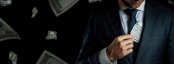 Contanti americani. Un uomo d'affari che tiene il segno del dollaro. Usd denaro bolletta che cade banner - Foto, immagini