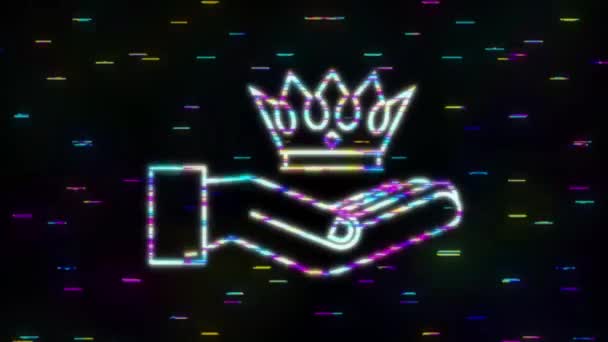 Glitch kroon van koning opknoping over handen geïsoleerd op donkere achtergrond. Een gouden koninklijk icoon. Beweging Grafiek - Video