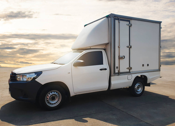 Consegna Camion Parcheggio a Sunset Sky. Servizio di spedizione Van Cargo. - Foto, immagini