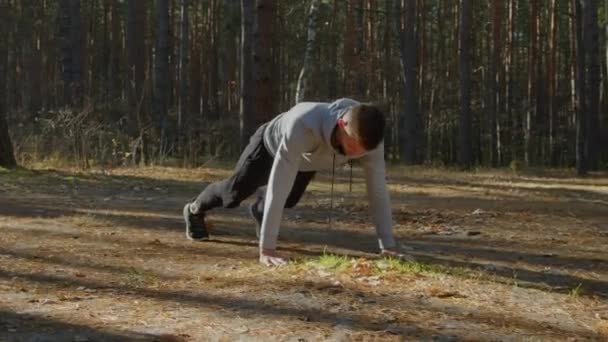 El hombre tiene entrenamiento básico al aire libre - Metraje, vídeo