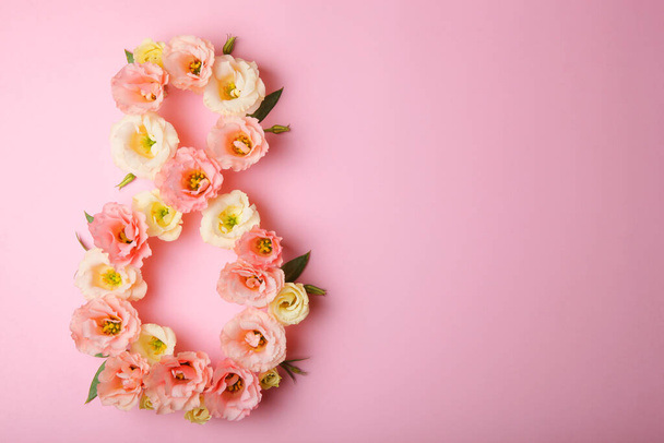 Metin için yeri olan renkli bir arkaplan üzerinde 8 numara şeklinde çiçekler - Fotoğraf, Görsel