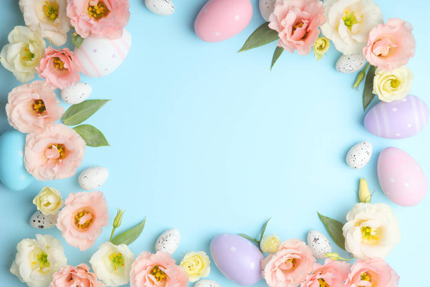 Цветы и пасхальные яйца на цветном фоне крупным планом. Пасхальный фон - Фото, изображение