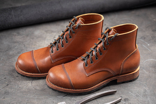 Ručně vyrobená hnědá kožená obuv s ševcovským nářadím - Fotografie, Obrázek