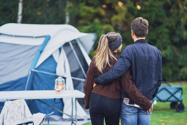 Joven pareja agradable divirtiéndose en camping - Foto, imagen