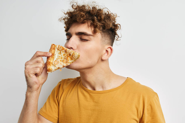 perverzní chlap pizza svačinka rychlé občerstvení životní styl beze změny - Fotografie, Obrázek