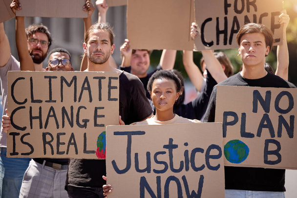 Sadece bir gezegenimiz var. İklim değişikliğini protesto eden bir grup insanın vurulması. - Fotoğraf, Görsel