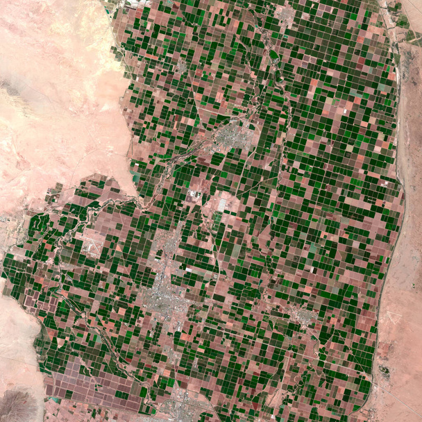 Imagen satélite de la presencia de cultivos y ciudades. Desierto de Sonora de Brawley, California, EUA. Observación de la superficie de la tierra desde el cielo. Generado y modificado a partir de imágenes satelitales. - Foto, imagen