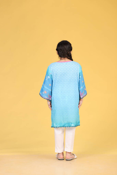 Пакистанська дівчинка носить пасхальну або західну сукню. Одяг для дітей.. - Фото, зображення