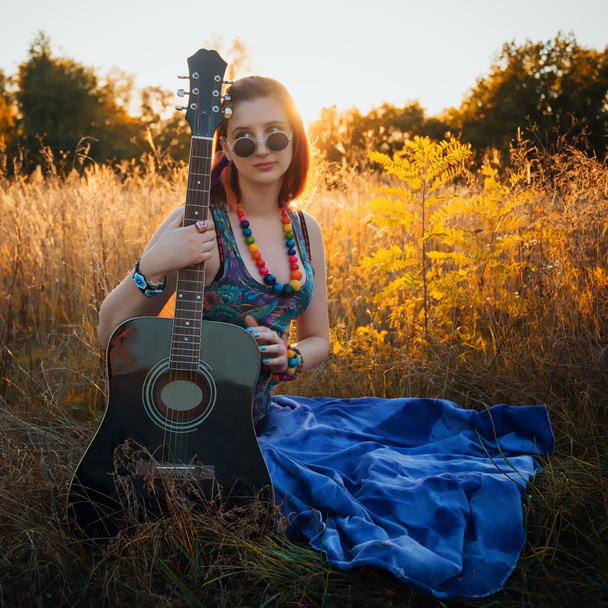 Retrato de moda de mujer hippie joven con guitarra
 - Foto, Imagen